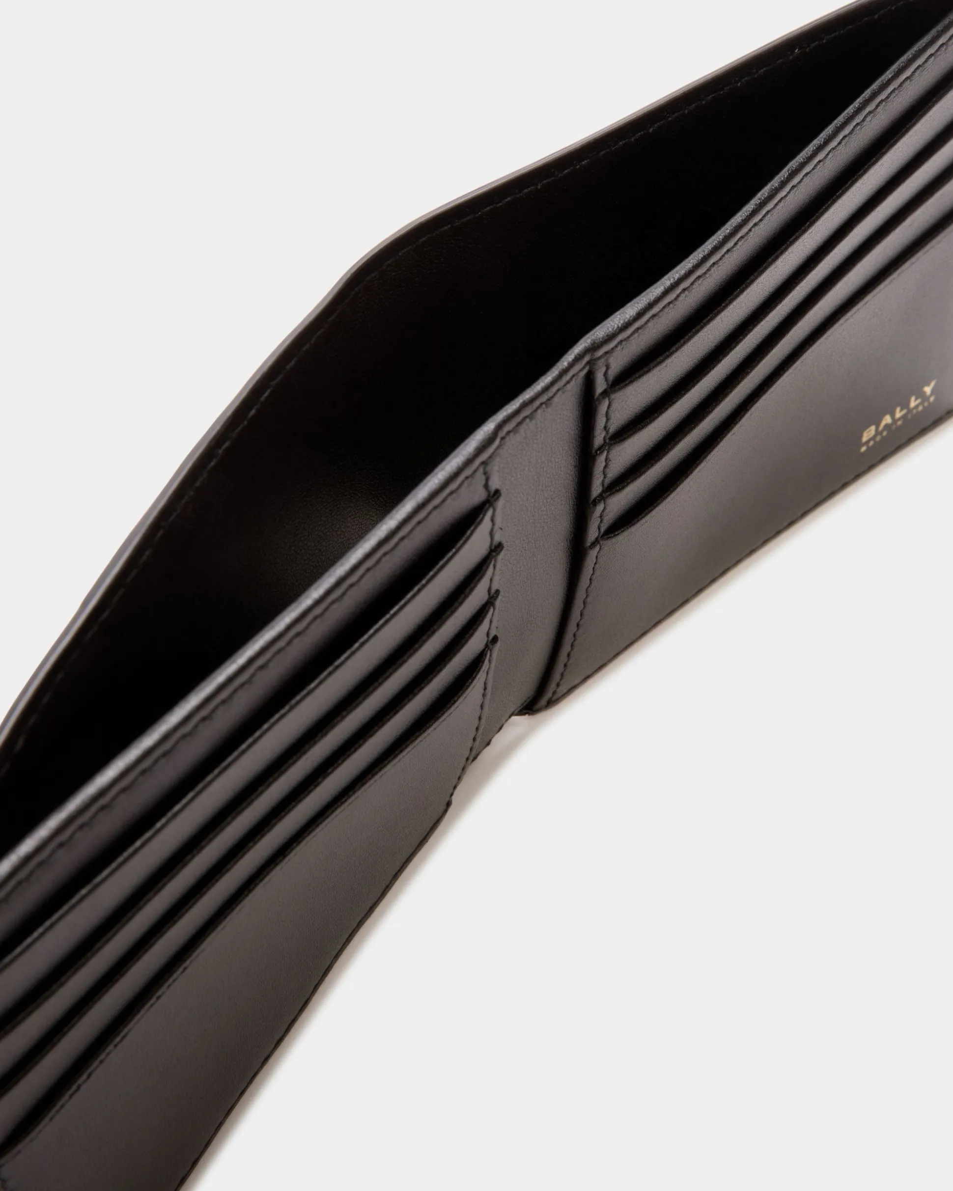 Beckett Bifold in Black Leather