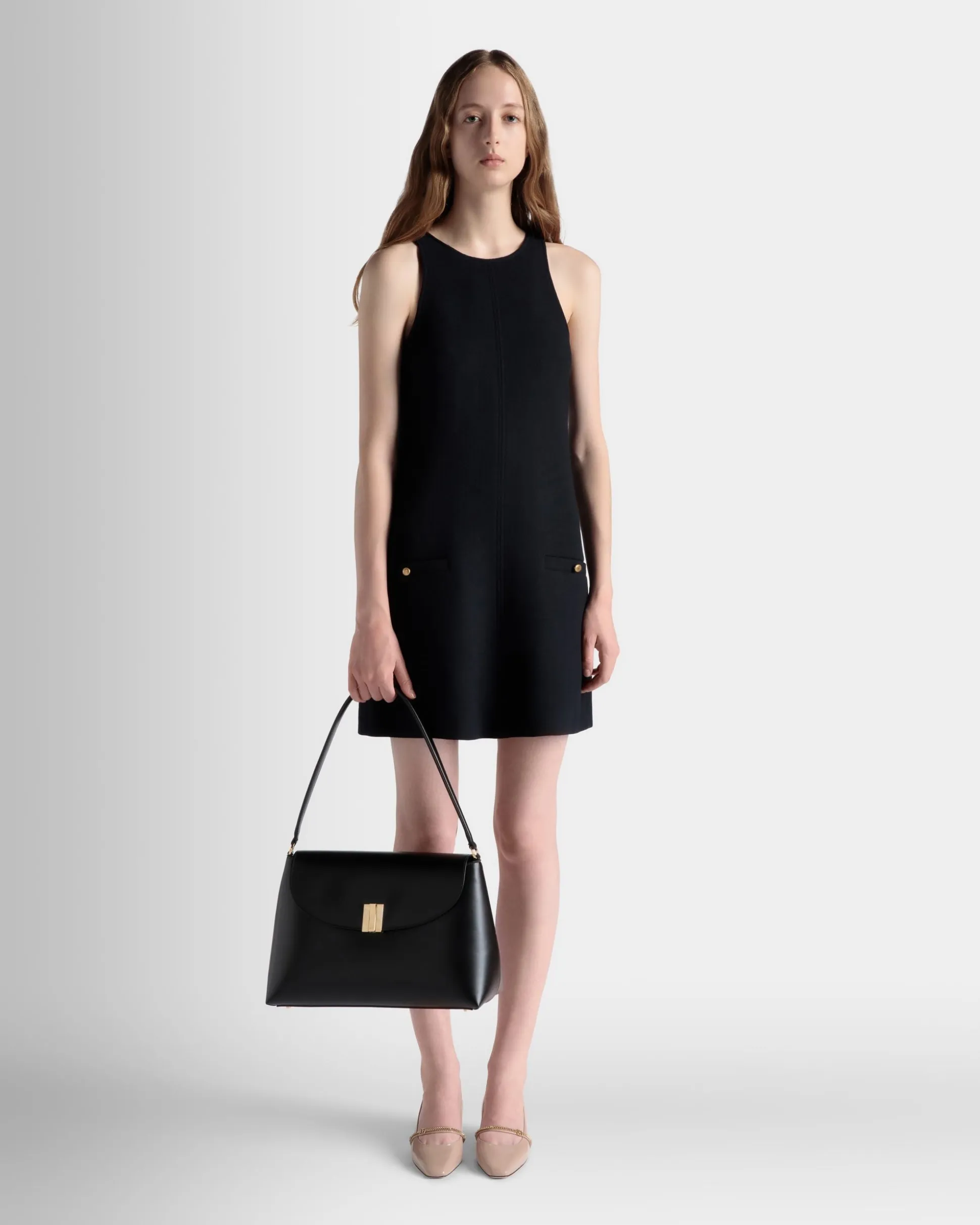 Ollam Shoulder Bag In Black Leather