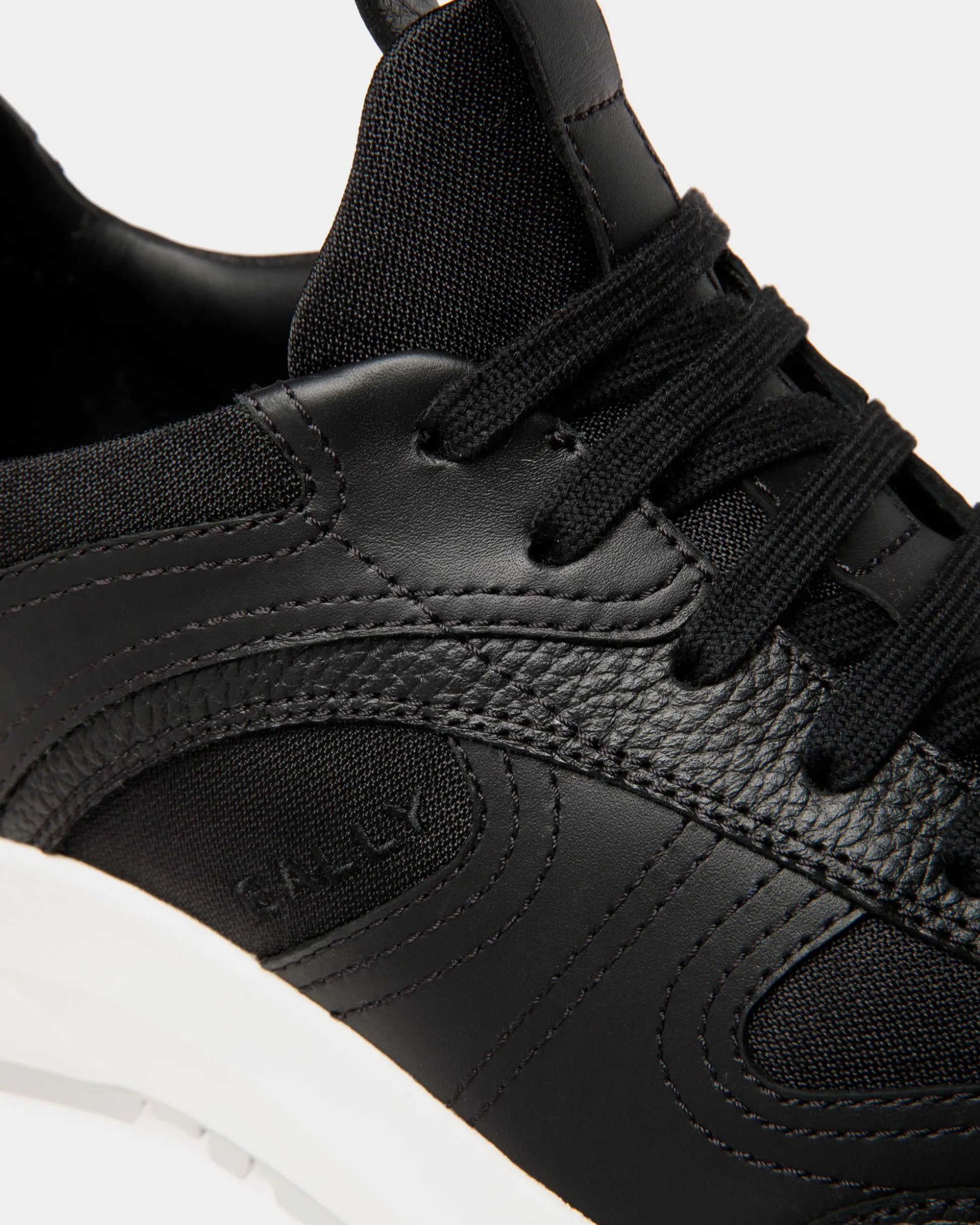 Outline Sneaker In Black And White Leather And Nylon