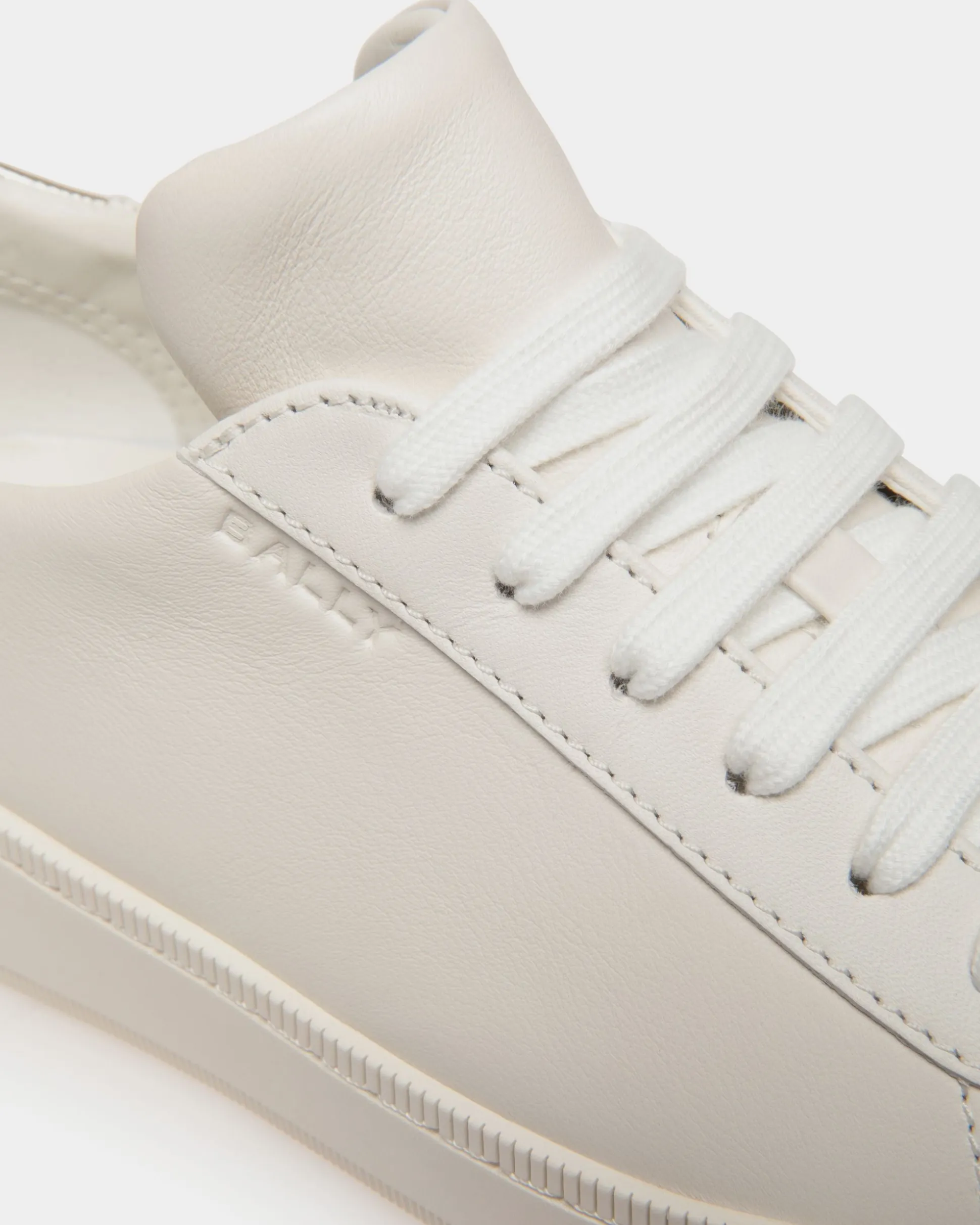 Raise Sneaker In White And Gold Leather