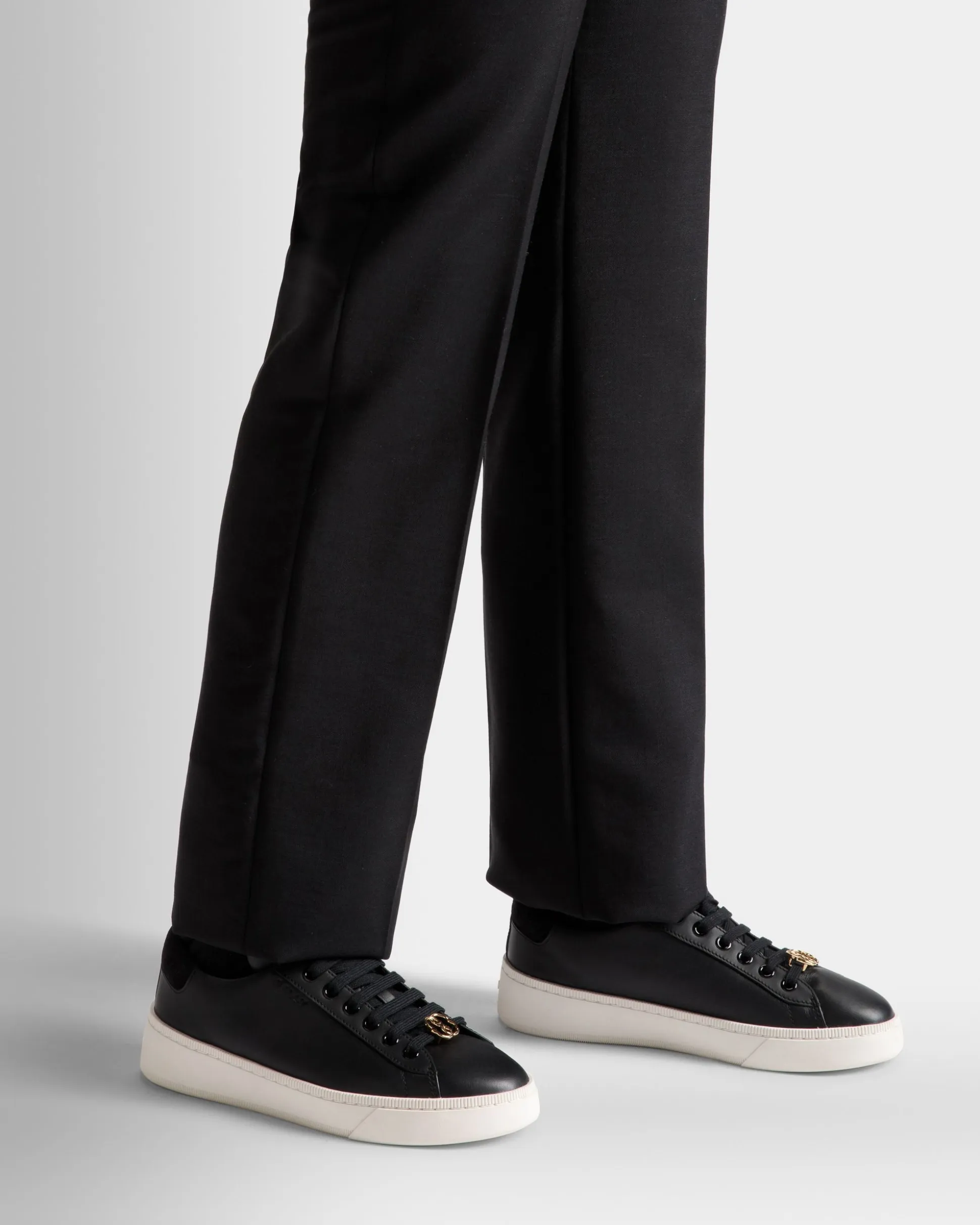 Raise Sneakers In Black And White Leather