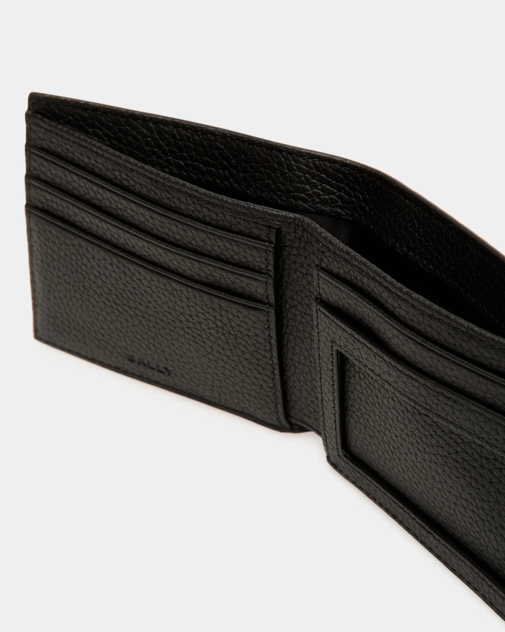 Ribbon Bifold In Black Leather