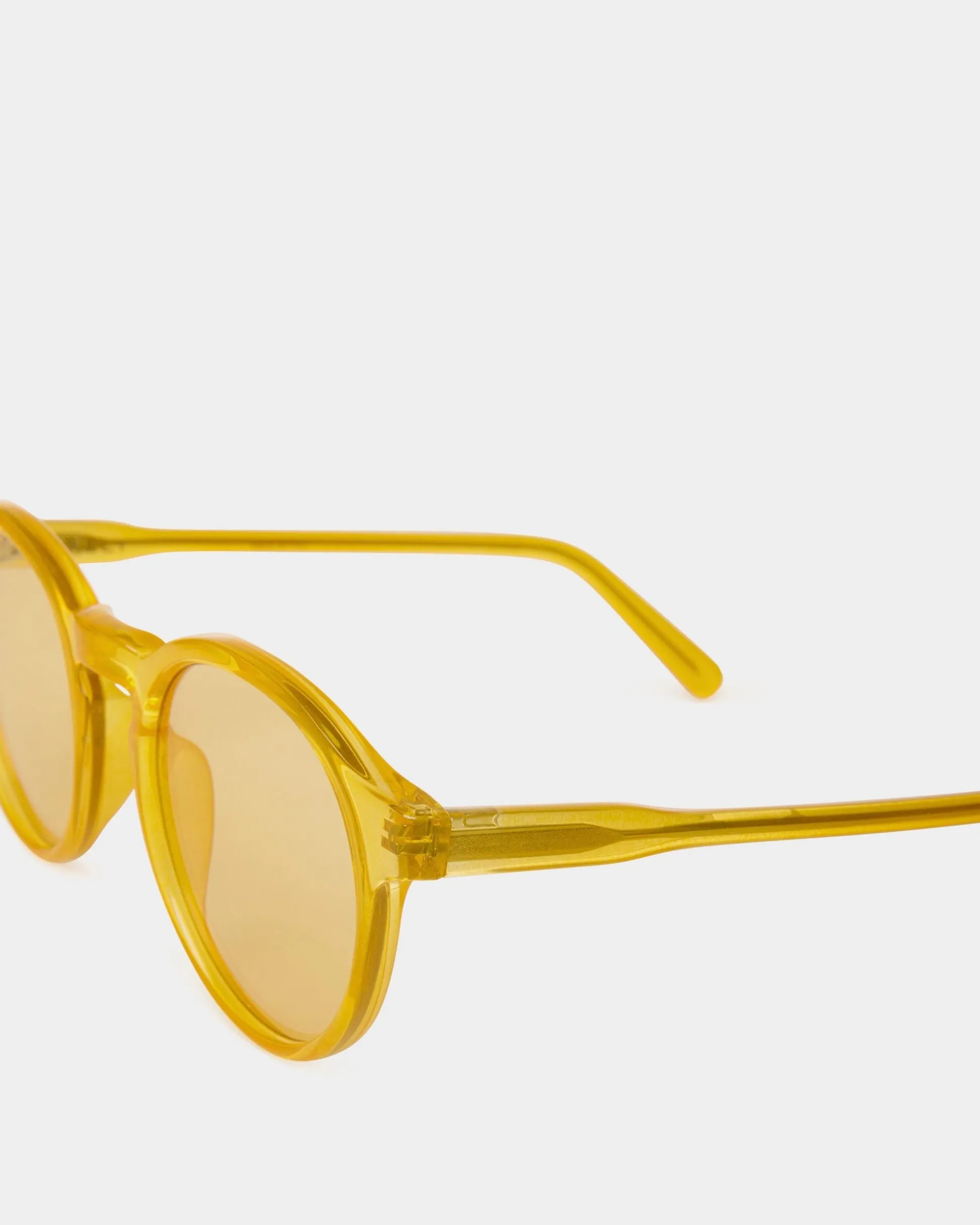 Round Sunglasses in Honey