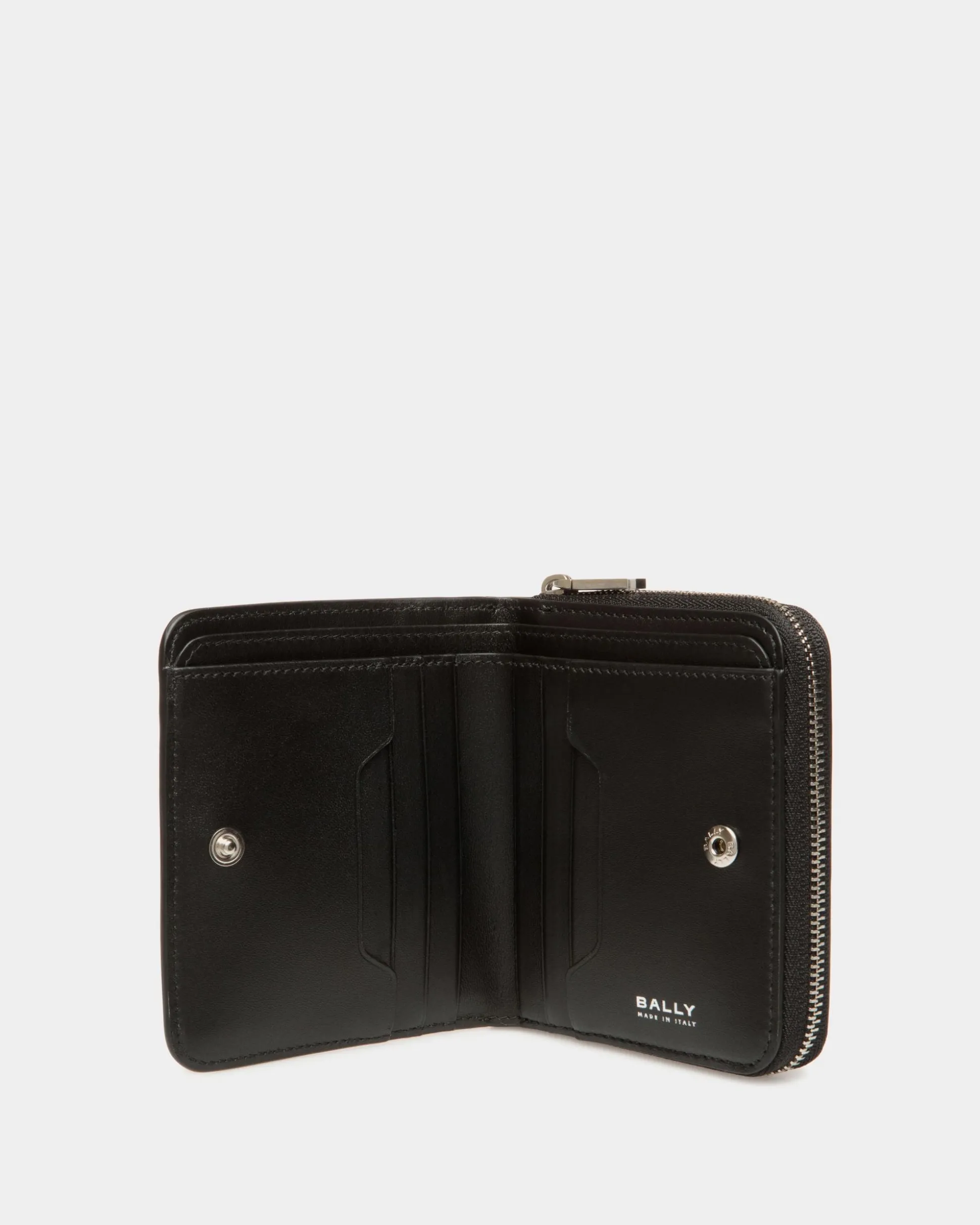 Swissness Wallet In Black Leather with Studs