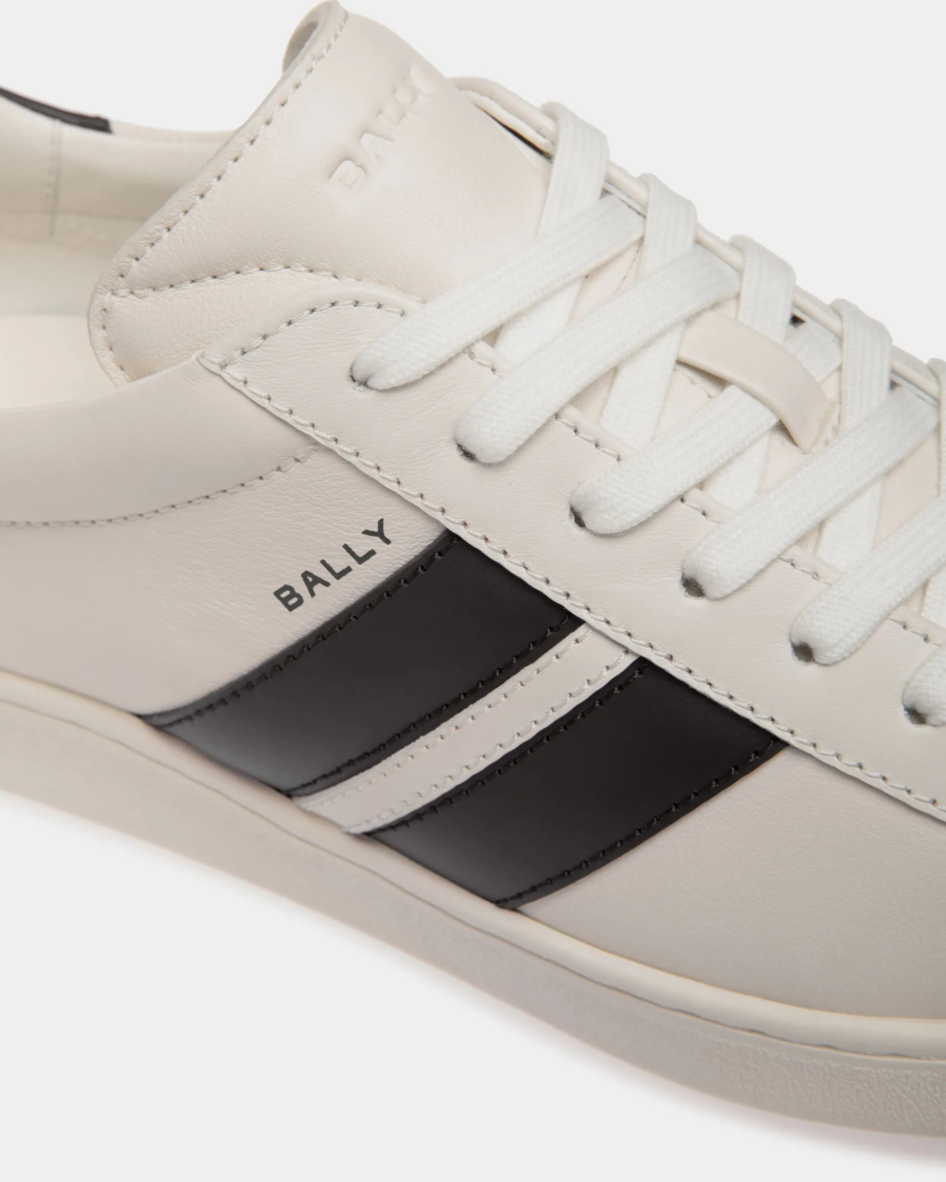 Tennis Sneaker in White and Black Leather